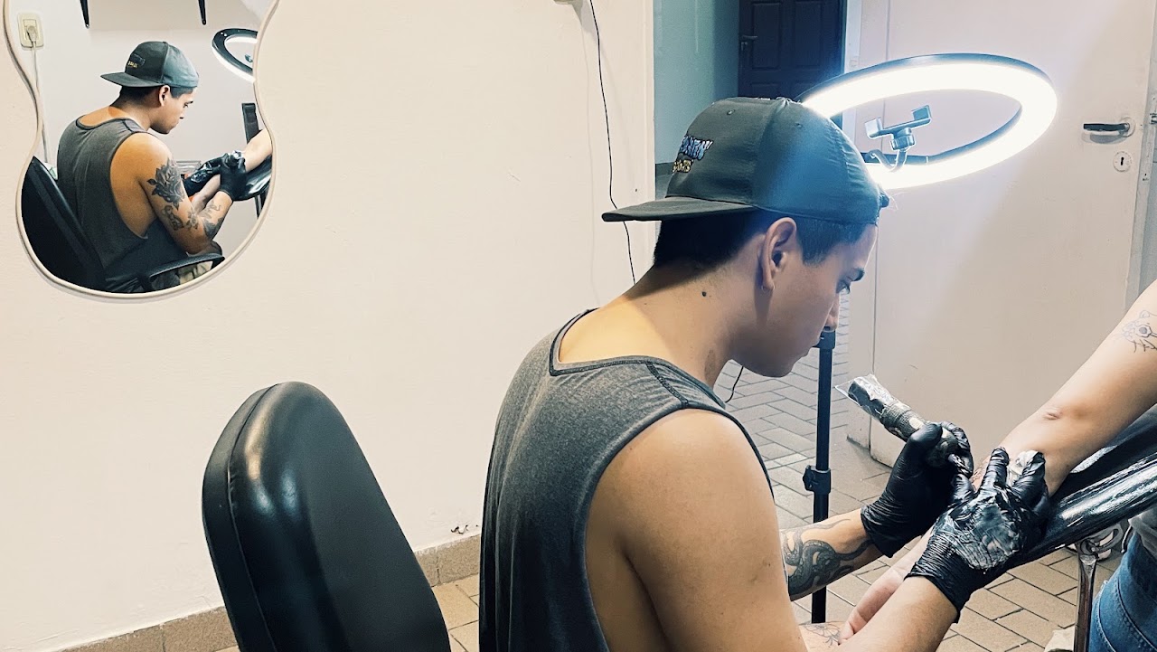 Tatuador de JC TATUAJES trabajando en el estudio