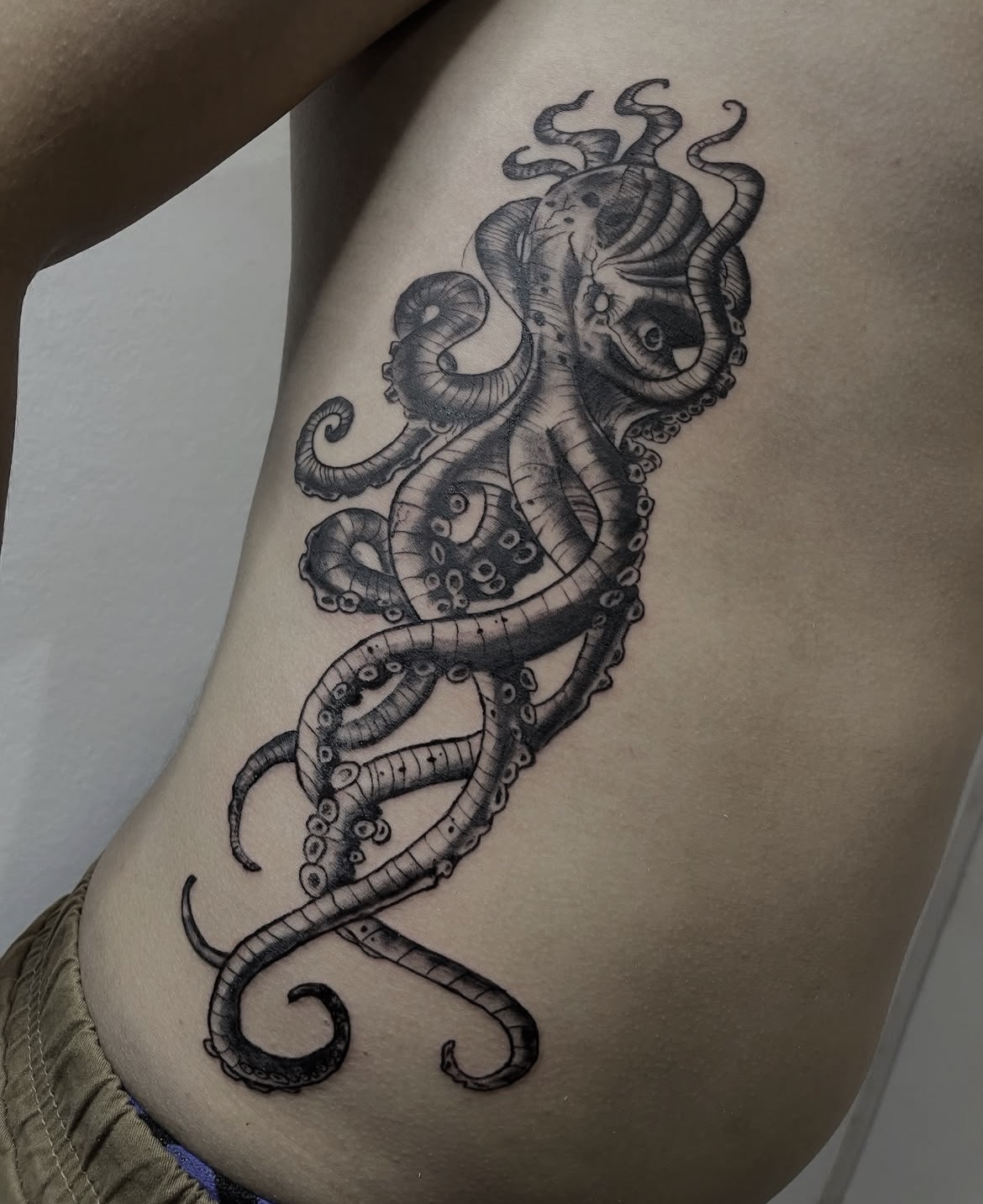 Tatuaje de pulpo estilo blackwork realizado en JC TATUAJES