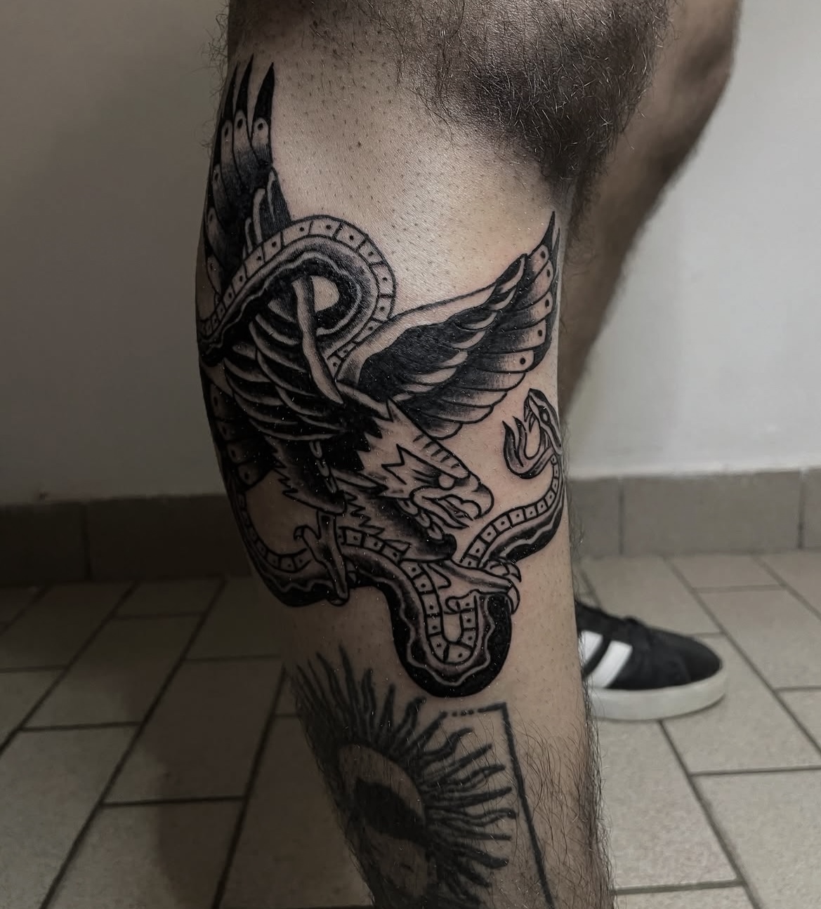 Tatuaje old school de águila y serpiente en pierna
